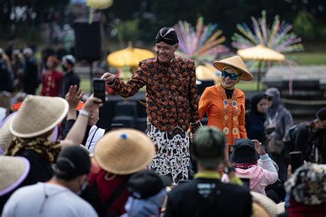 Ganjar Pranowo Is Indonesia Ruling Party’s Presidential Pick - Bloomberg