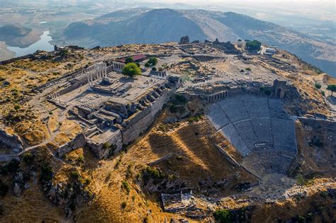 L'acropoli di Pergamo, oggi a Bergama in Turchia. | Turkey tourist attractions, Tourist, Ancient ...