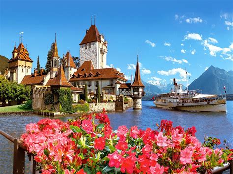 Suisse, Le château d'Oberhofen, sur les rives du lac de Thoune | Beaux endroits, Lieux à visiter ...