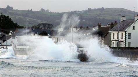 In pictures: Winter storm hits UK - BBC News