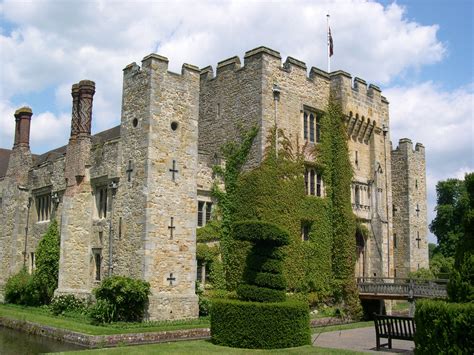 Hever Castle Luxury Bed & Breakfast, Edenbridge, Kent, England - 10 Impressive Ancient Castle ...