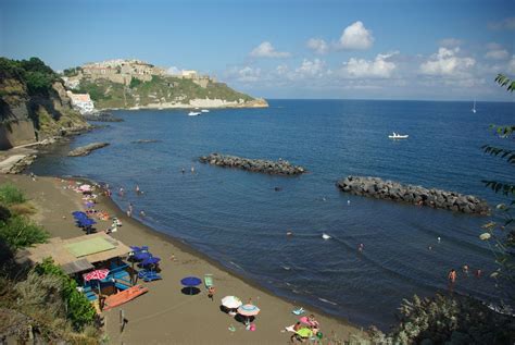 Black and wild: beaches of Procida | Italy-SlowTravel.com