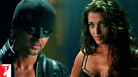 Scene | Sunehri Entry | Dhoom:2 | Hrithik Roshan | Aishwarya Rai - YouTube