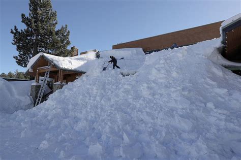 Photos of a 'Mammoth' snowfall: California town gets hit with 10 feet ...