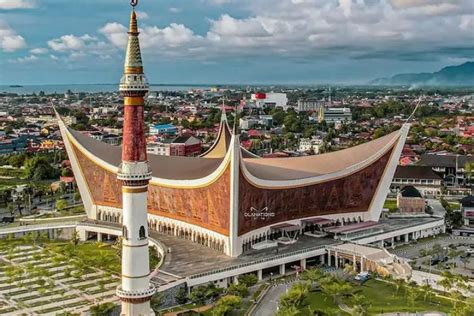 Dinobatkan Sebagai Desain Arsitektur Terbaik di Dunia! Berikut Profil Masjid Raya Sumatera Barat ...