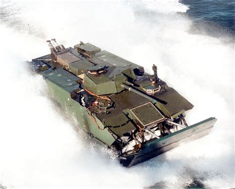 File:Expeditionary Fighting Vehicle at speed in water.jpg - Wikimedia Commons