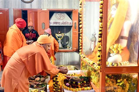 Yogi offers ‘khichdi’ to Mahayogi Gorakhnath on Makar Sankranti