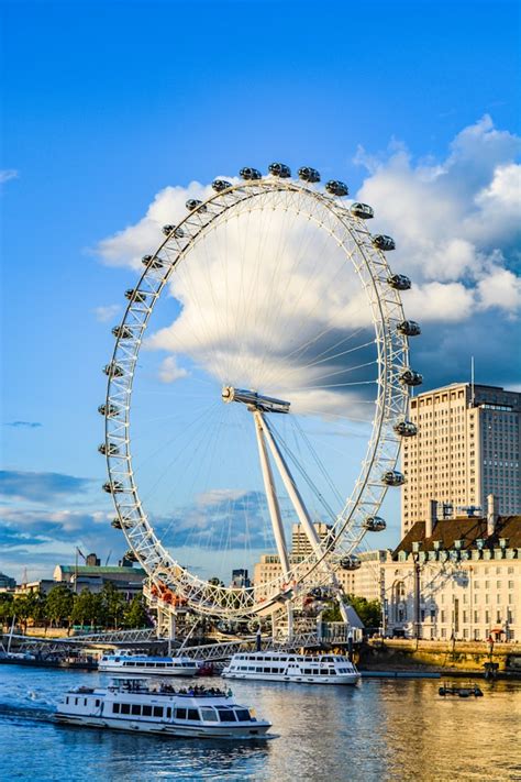 London Eye: Do not miss out on a ride atop this majestic ferris wheel!