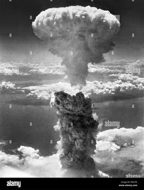 Atomic Bomb. The mushroom cloud from the second atomic bomb, "Fat Man ...