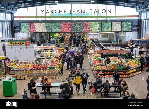 Woman fruit market hi-res stock photography and images - Alamy