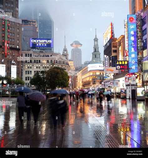 Nanjing road shopping area hi-res stock photography and images - Alamy