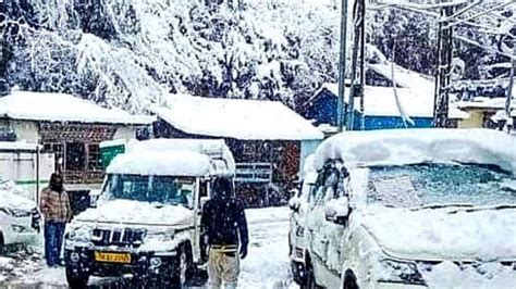 Sikkim's Lachung Town Sees First Snowfall of Season; Vehicles Stuck in Some Places - News18