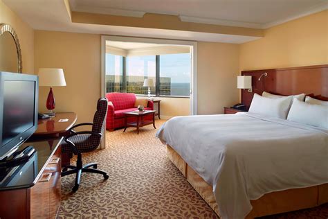 Upscale New Orleans City & Lake View Guestrooms | Marriott Metairie Hotel