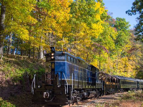 18 Best Fall Foliage Train Rides For Leaf Peeping