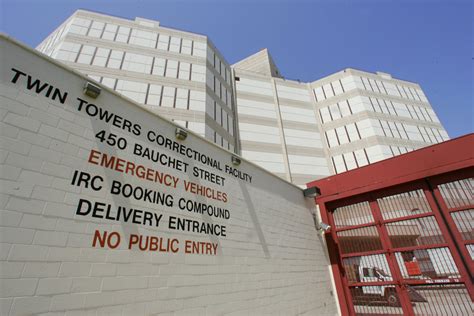 Suicidal LA jail inmate, later found dead, was left alone for hours | 89.3 KPCC