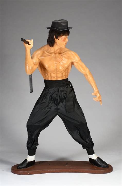 821: BRUCE LEE STATUE