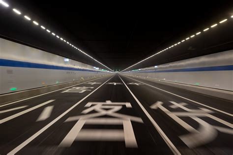 China's Stunning Lake Tunnel: A Marvel of Engineering