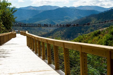 Gatlinburg: SkyBridge lights up for Christmas display