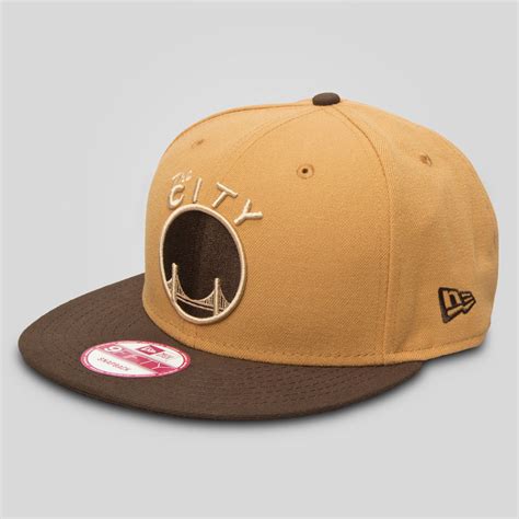 THE CITY New Era Snapback in Tan/Brown