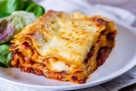 Slow Cooker Lasagne - Slow Cooker Club