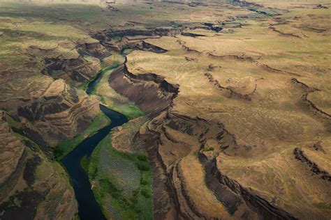 How did the channeled scablands form?