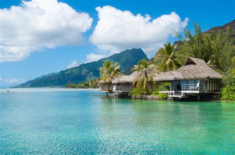 Le charme des bungalows sur pilotis à #Tahiti ☼ #Polynésie #Islandscape #Sun #ParadiseIsland # ...