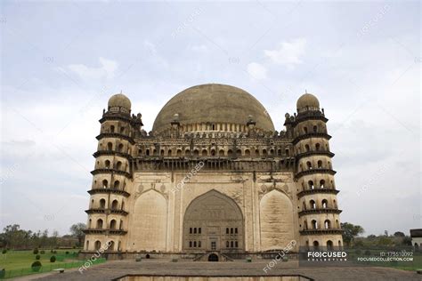 Vista frontal del templo de Gol Gumbaz durante el día, Karnataka, India — arte, elementos ...