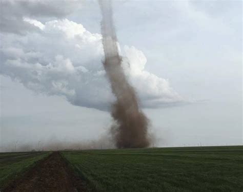 Picture-perfect landspout spins up in Texas - The Washington Post