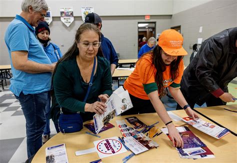 Four Californians observe, vote in Iowa caucus for 1st time - Los ...