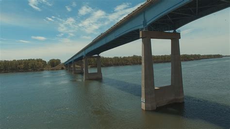 Bridge over the Missouri River in North Dakota. [OC] [3840x2160] : r/bridgeporn