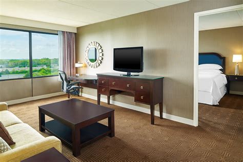 Naperville, Illinois Hotel Suites | Sheraton Lisle Naperville Hotel