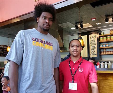 Andrew Bynum brings outrageous hair to Cleveland | For The Win