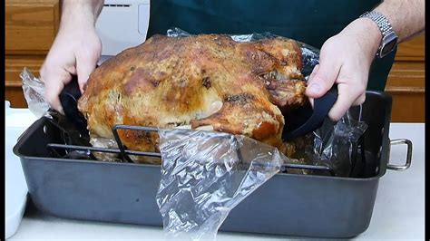 How To Cook a Turkey In A Bag (Reynolds Oven Bags) - Roast Turkey ...