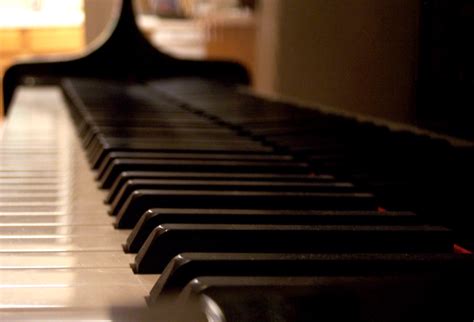 File:Piano Keys warm.jpg - Wikimedia Commons