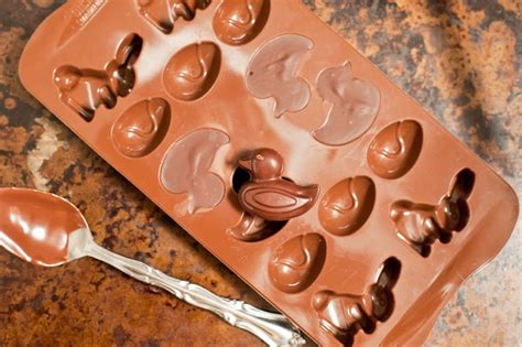 How do I Use Silicone Molds With Chocolate? | Melting chocolate chips ...