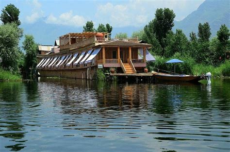 The Ultimate Guide to Houseboats in Srinagar