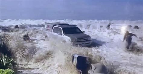 Video: Watch the moment a mighty wave crashes over Ventura sea wall, injuring 8 - Vegas Newsfeed