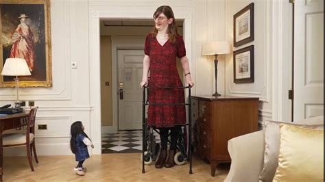 World's tallest woman and shortest woman celebrate Guinness World Records Day - ABC13 Houston