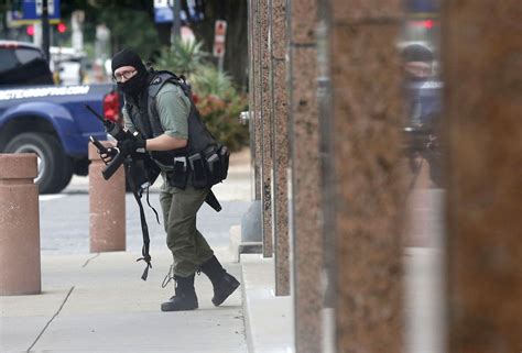 Dallas courthouse shooting photo by Tom Fox captures moment Brian Clyde ...