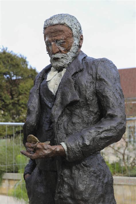 Deux sculptures d'Ousmane Sow victimes de dégradations racistes à ...