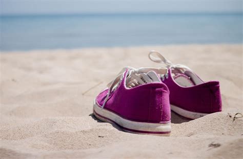 Schuhe im Sand / Girl's sneakers on the beach - Creative Commons Bilder