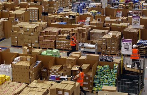 An Inside Look at ‘Chaotic’ Amazon Warehouses | Bored Panda