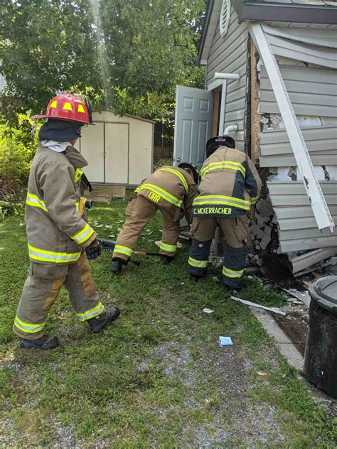 Car crashes into Trenton garage causing minor gas leak | Quinte News