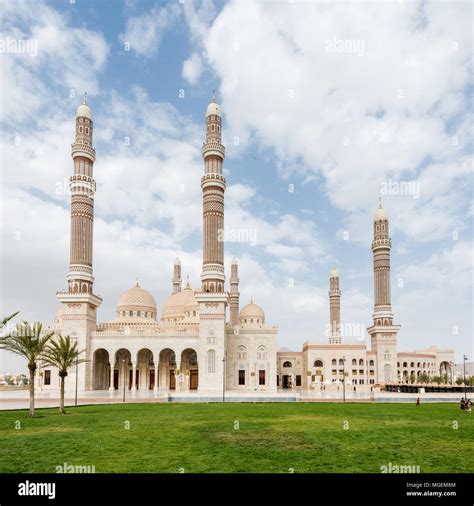 Al Saleh Mosque, Sana'a, Yemen Stock Photo - Alamy