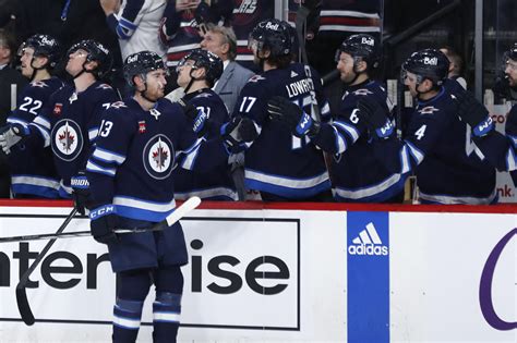 Jets douse Flames, clinch playoff berth | Reuters