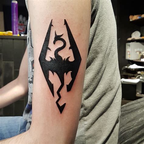 Just got done with my second skyrim tattoo, it looks soooo good : r/skyrim