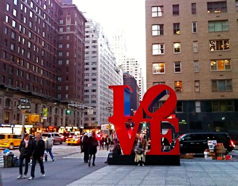 iPhone 4 New York: LOVE Sculpture