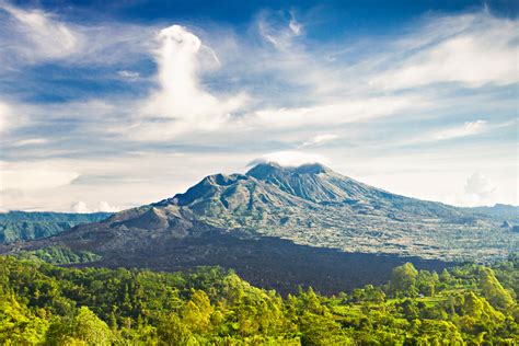 Vulcão em Bali: milhares de pessoas evacuam a região