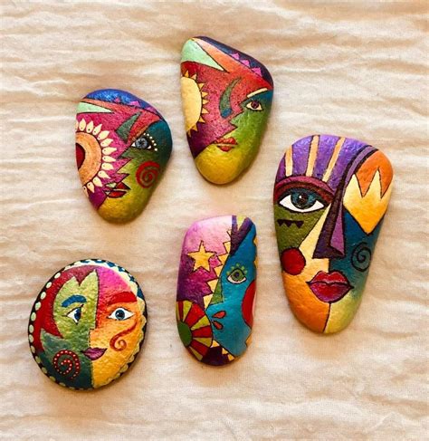 Pin by Marilia Bijou on faces on rocks. | Rock painting art, Rock painting patterns, Painted rocks