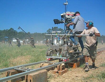 Kameramann und Dolly-Grip beim Filmen eines Kinofilms (The Alamo, 2004)